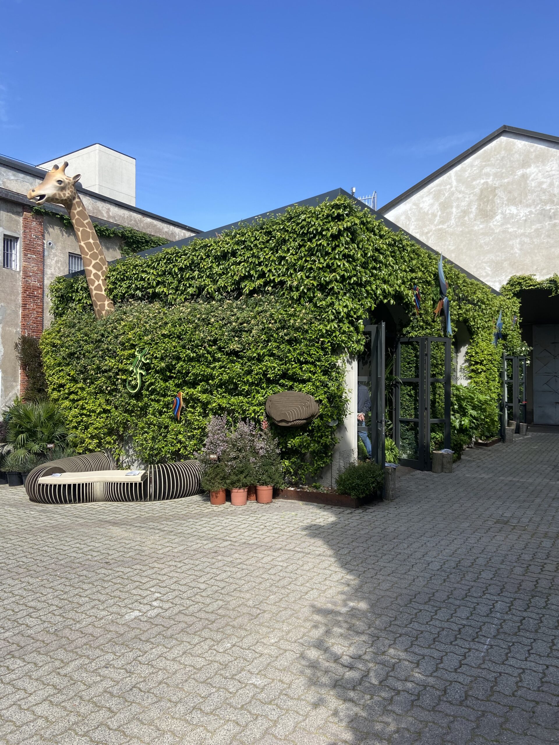 L’allestimento Fundermax in via Tortona 31 per il Fuorisalone 2023 la Giraffa