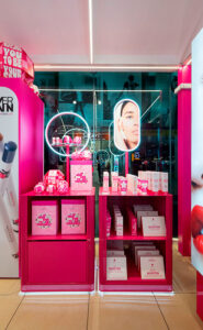 Il temporary shop di Veralab e Overskin in Stazione Termini a Roma