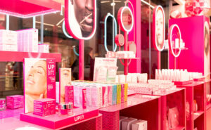 Il temporary shop di Veralab e Overskin in Stazione Termini a Roma