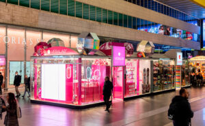 Il temporary shop di Veralab e Overskin in Stazione Termini a Roma
