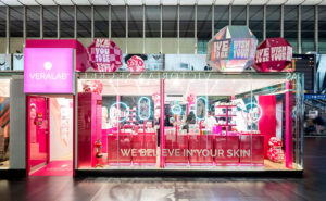 Il temporary shop di Veralab e Overskin in Stazione Termini a Roma
