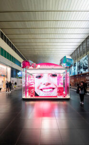 Il temporary shop di Veralab e Overskin in Stazione Termini a Roma