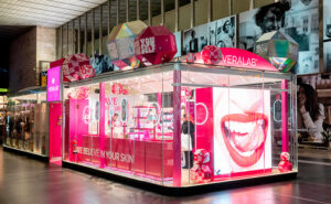Il temporary shop di Veralab e Overskin in Stazione Termini a Roma