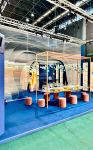 Lo stand IVV a La maison e L'Object a Parigi 2024 progettato da 23bassi