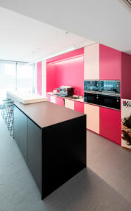 Uffici Veralab – Progettazione uffici e personalizzazione degli spazi nel building Roncaglia 12, Milano