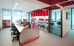 Uffici Veralab – Progettazione uffici e personalizzazione degli spazi nel building Roncaglia 12, Milano