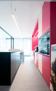 Uffici Veralab – Progettazione uffici e personalizzazione degli spazi nel building Roncaglia 12, Milano