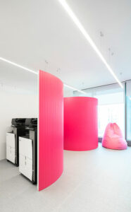 Uffici Veralab – Progettazione uffici e personalizzazione degli spazi nel building Roncaglia 12, Milano