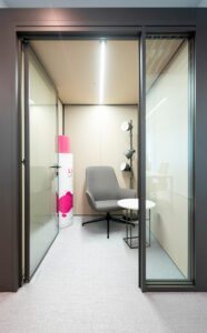 Uffici Veralab – Progettazione uffici e personalizzazione degli spazi nel building Roncaglia 12, Milano